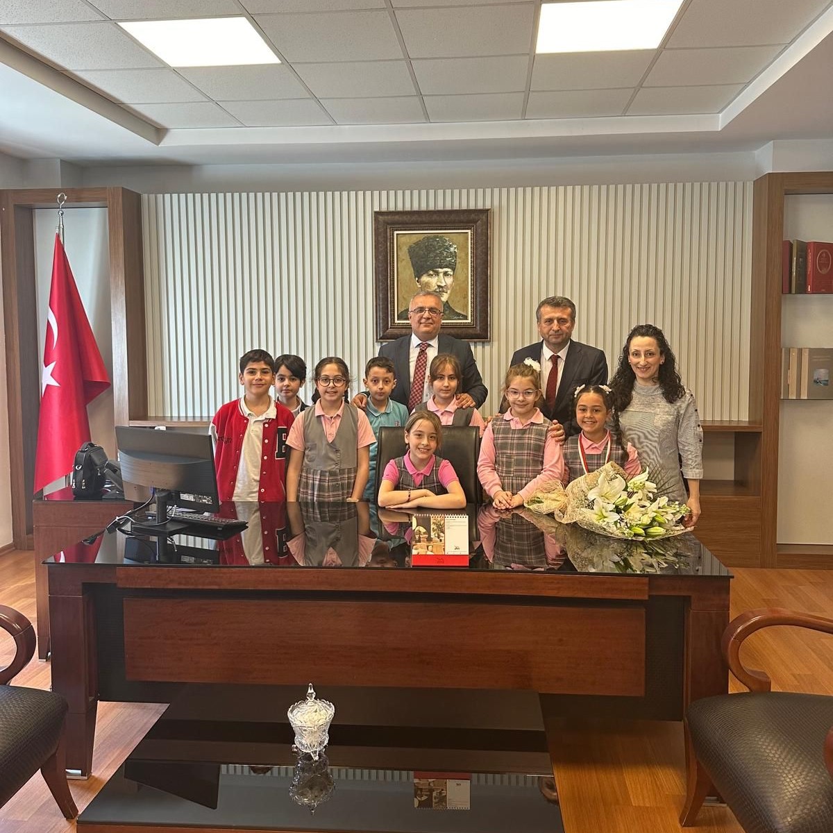 23 Nisan Ulusal Egemenlik ve Çocuk Bayramı dolayısıyla Koza İlkokulu öğrencileri Kaymakamımız Sn. Dr. Mehmet Boztepe’yi makamında ziyaret etti.