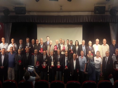 Kaymakam İlker ARIKAN' dan Kıbrıs Gazilerine plaket